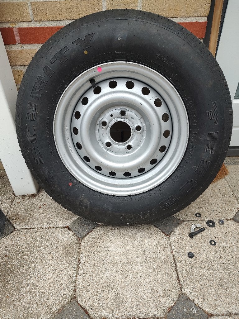 reserveband caravan met velg, Ophalen, Zo goed als nieuw