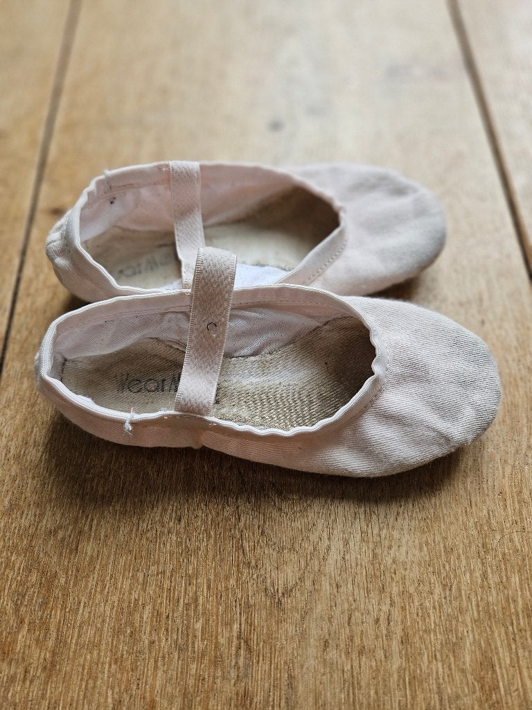 Stoffen balletschoenen van Wear Me maat 30, Sport en Fitness, Ophalen of Verzenden, Gebruikt, Schoenen