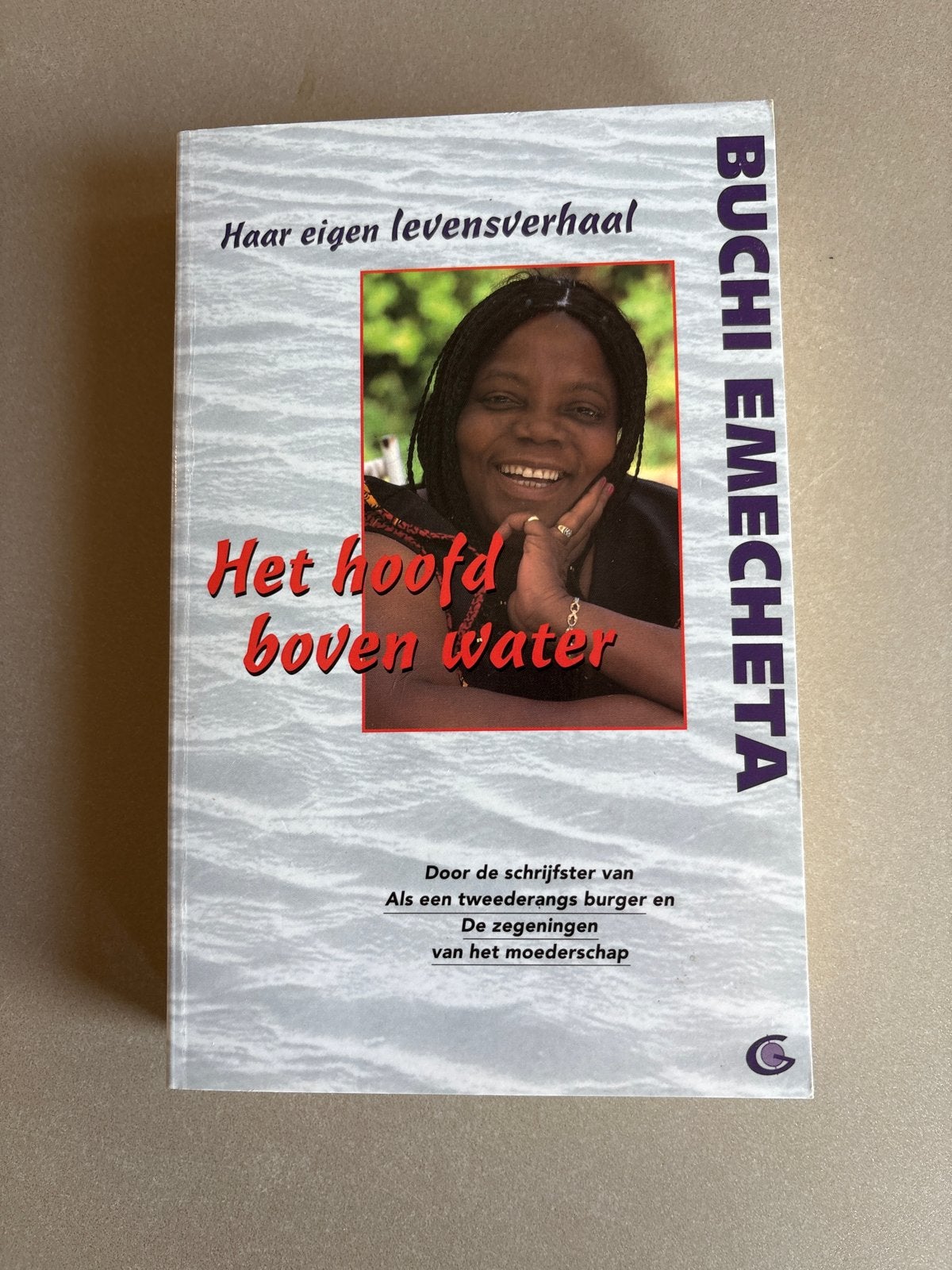 Het hoofd boven water - Buchi Emecheta (Ongelezen), Ophalen of Verzenden, Zo goed als nieuw, Overige