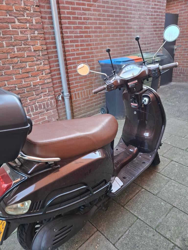 Izgst scooter 50 cc geel kenteken 350 euro met nieuwe helm, Fietsen en Brommers, Ophalen, Zo goed als nieuw, Benzine, Overige merken