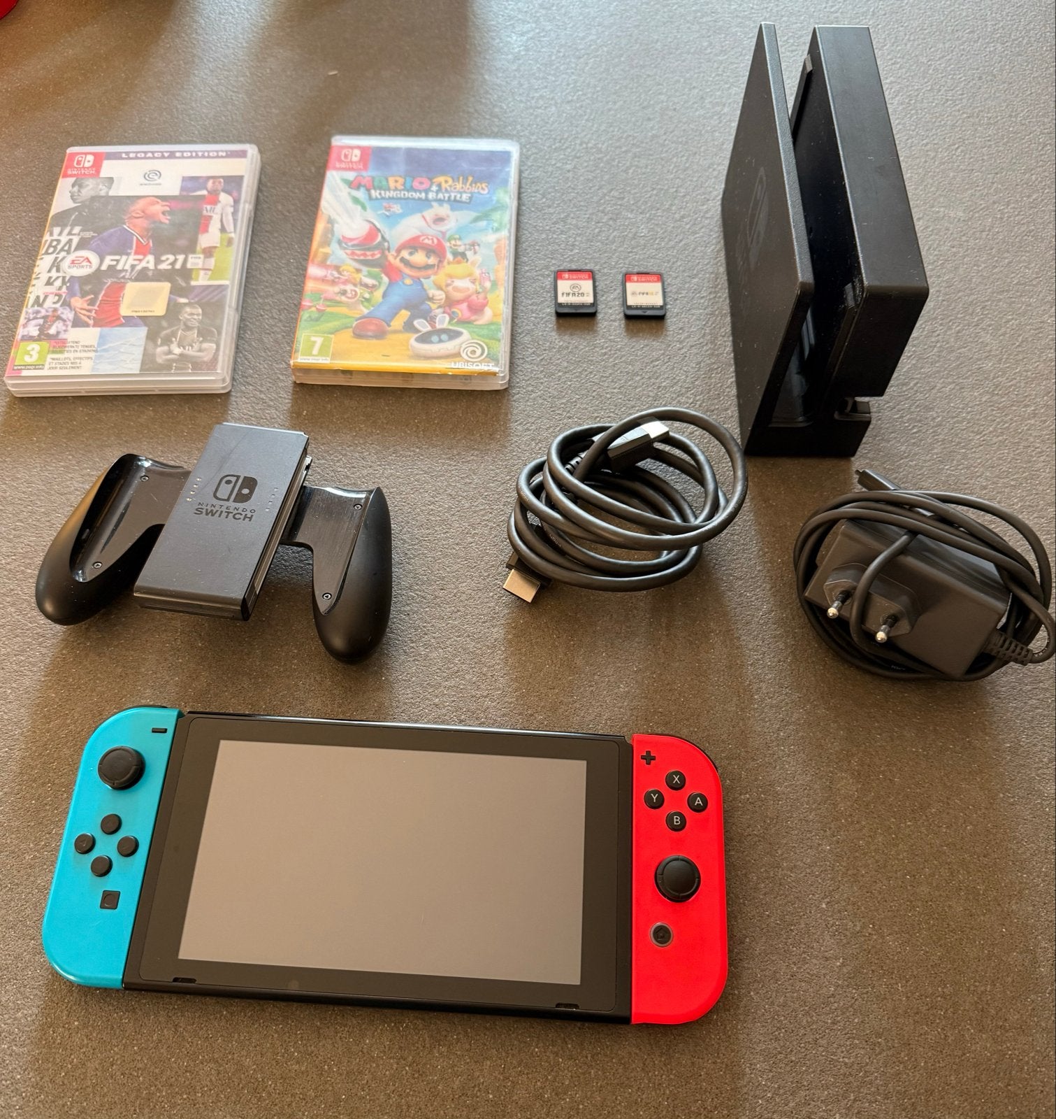 Nintendo Switch V1 met 2 controllers en 4 games, Spelcomputers en Games, Spelcomputers | Nintendo Switch, Ophalen, Met games, Met 2 controllers