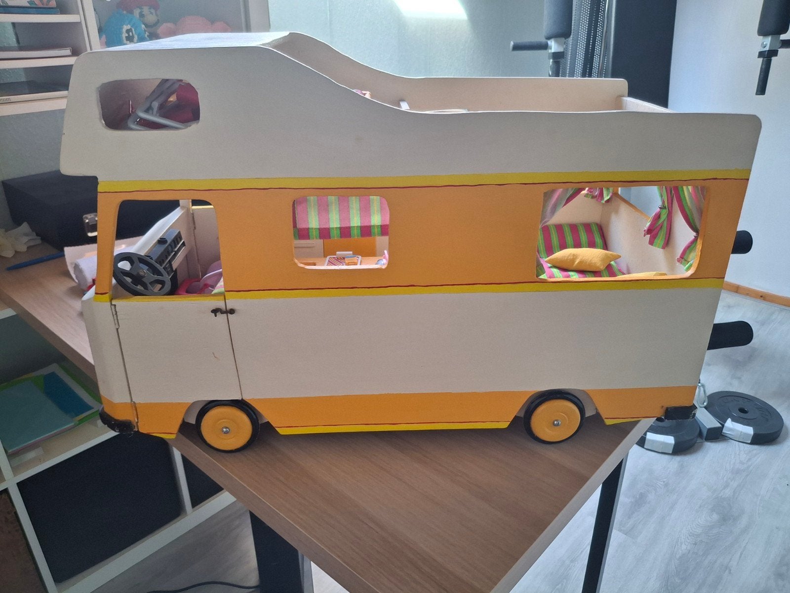Unieke handgemaakte houten camper barbie, Ophalen, Zo goed als nieuw