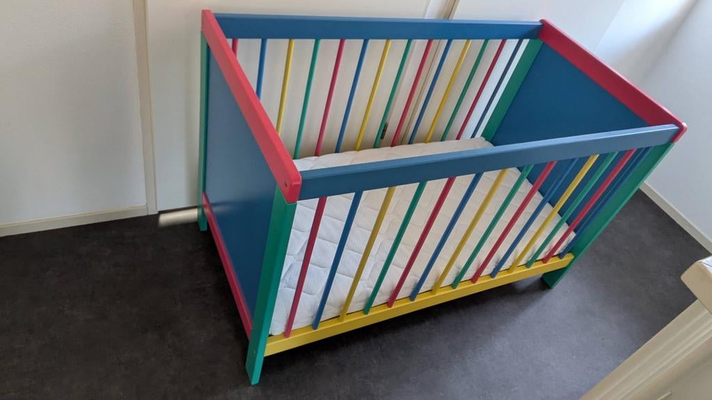 Vrolijk ledikantje/babybedje met matras en beddengoed, Kinderen en Baby's, Ophalen, Gebruikt, Ledikant