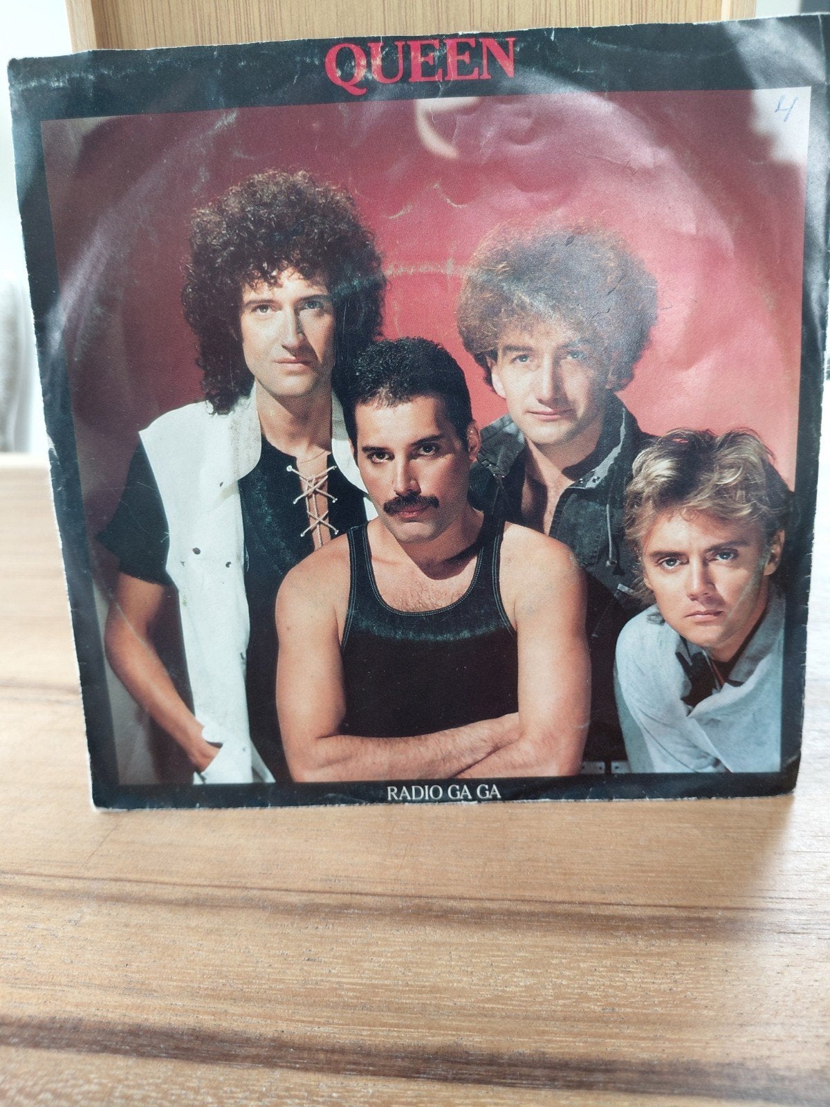 Queen  - vier singles, Ophalen of Verzenden, Gebruikt, Overige formaten, Poprock