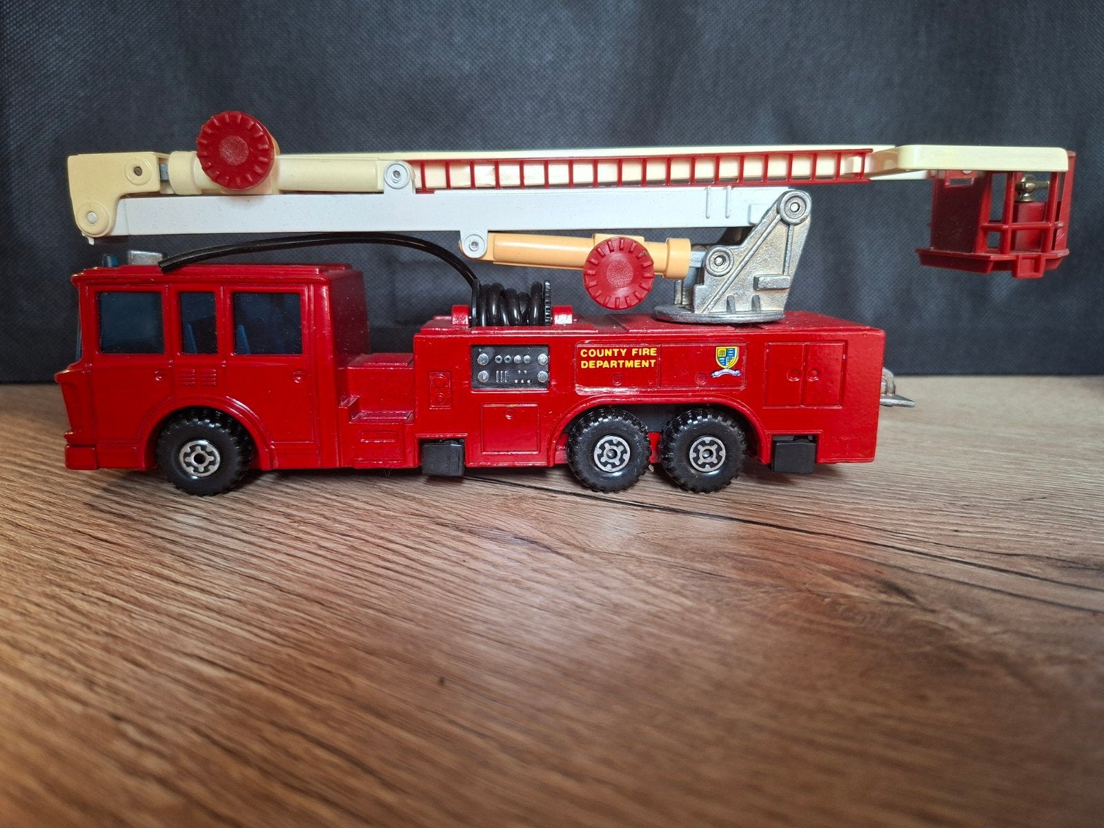 Matchbox brandweerauto - voorwiel los, wel aanwezig, Ophalen of Verzenden, Gebruikt