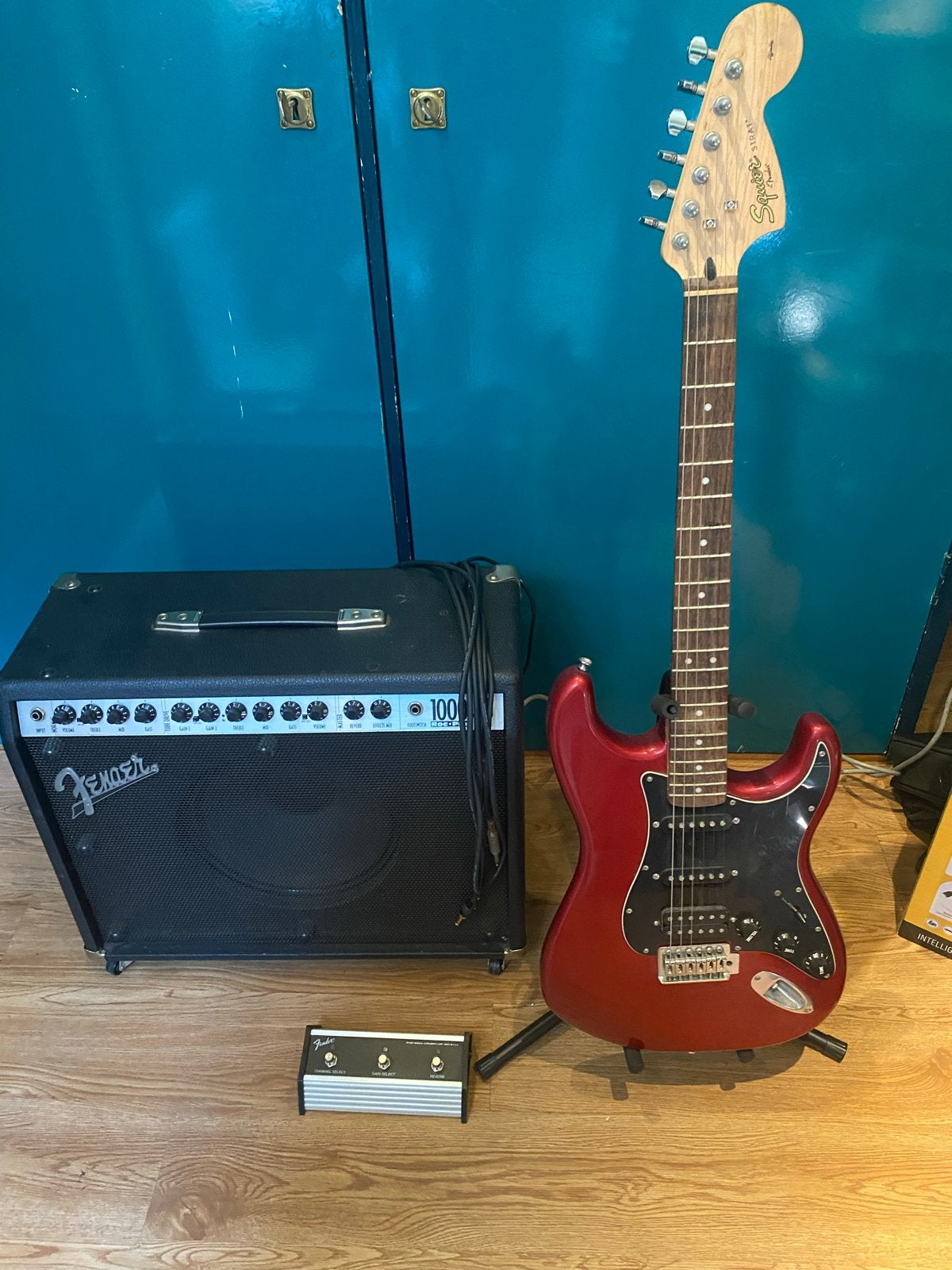 Fender Rock Pro 1000 en Squier Stratocaster met footswitsc, Ophalen, Fender, Gebruikt, Met versterker