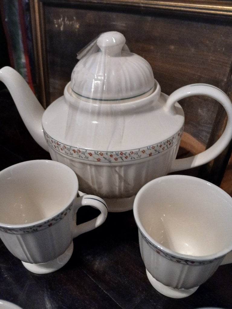 Queens Garden Theepot met 2 mokken, Huis en Inrichting, Keuken | Servies, Overige typen, Ophalen of Verzenden, Zo goed als nieuw