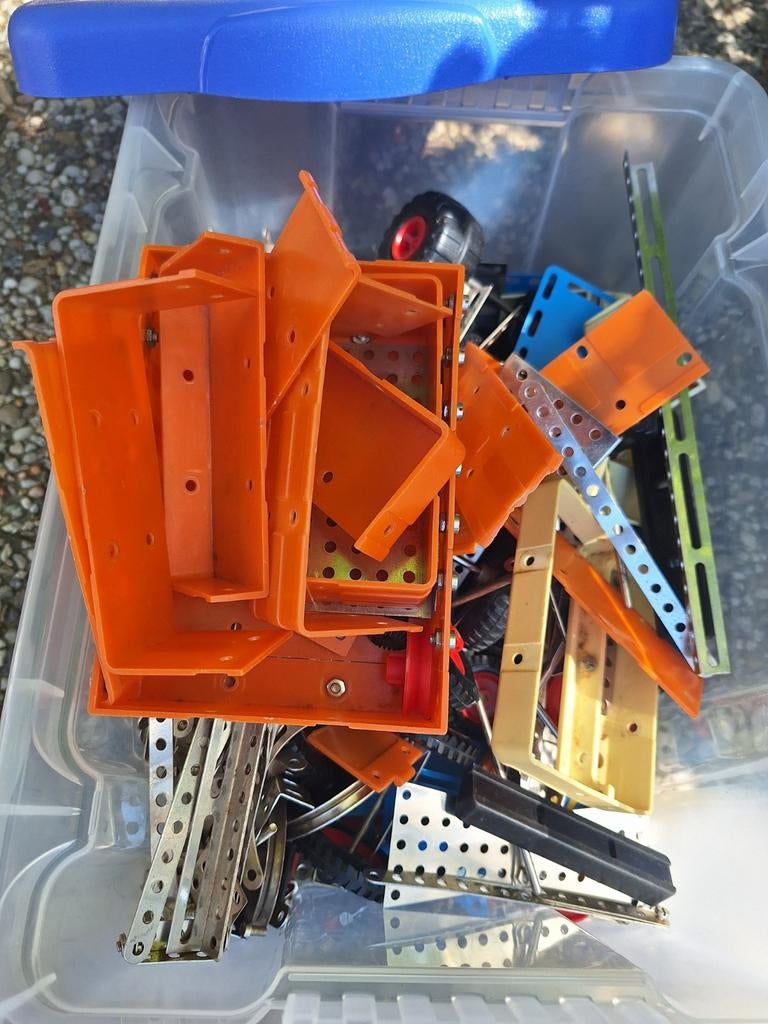 Grote doos met constructie speelgoed (Meccano-achtig), Kinderen en Baby's, Speelgoed | Bouwstenen, Ophalen of Verzenden, Gebruikt