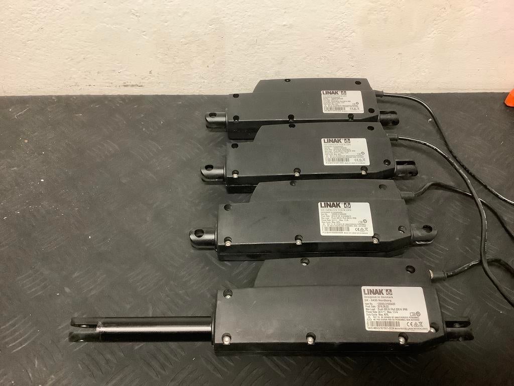 LINAK Actuators 24V  4 stuks Type: 122000-31002420, Ophalen, Zo goed als nieuw