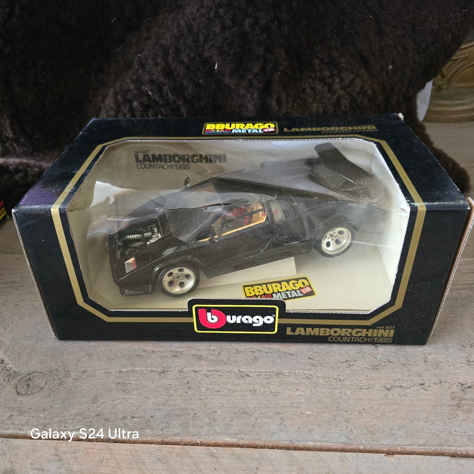 Vind bburago lamborghini countach 1:18 in Modelauto's | 1:18 op