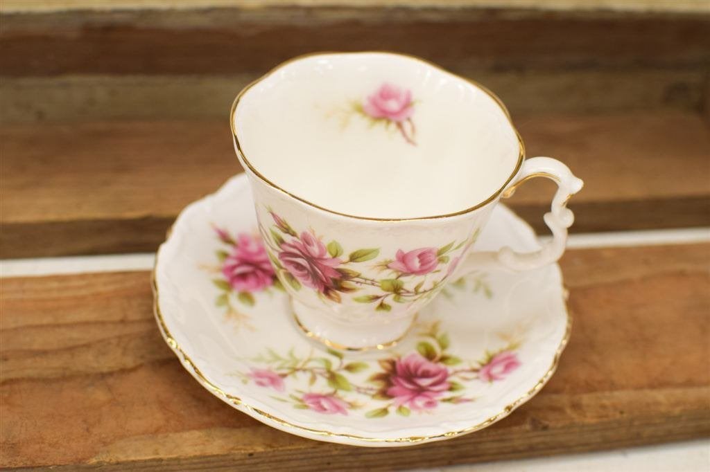 Royal Albert porseleinen kop en schotel 45304, Huis en Inrichting, Keuken | Servies, Gebruikt, Ophalen of Verzenden, Bord(en)