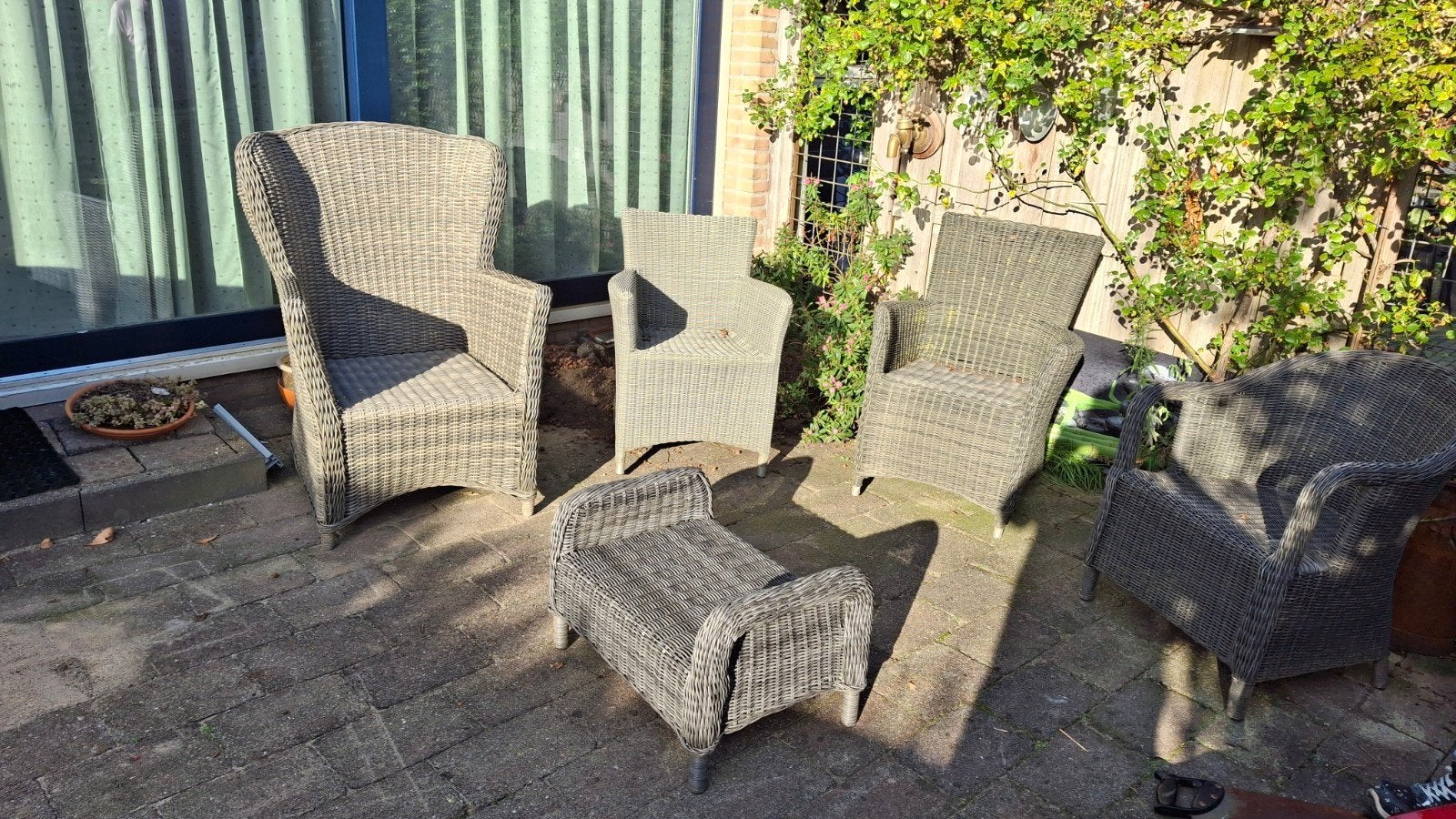 Wicker Tuinstoelen en Voetenbankje., Tuin en Terras, Ophalen, Zo goed als nieuw, Wicker