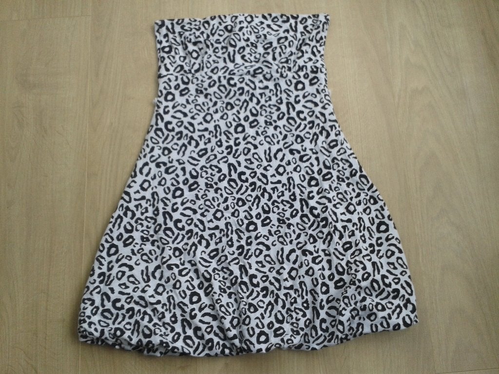 Wit/zwarte strapless jurk met ballonrok, Amisu, maat 34, Wit, Ophalen of Verzenden, Zo goed als nieuw, Maat 34 (XS) of kleiner