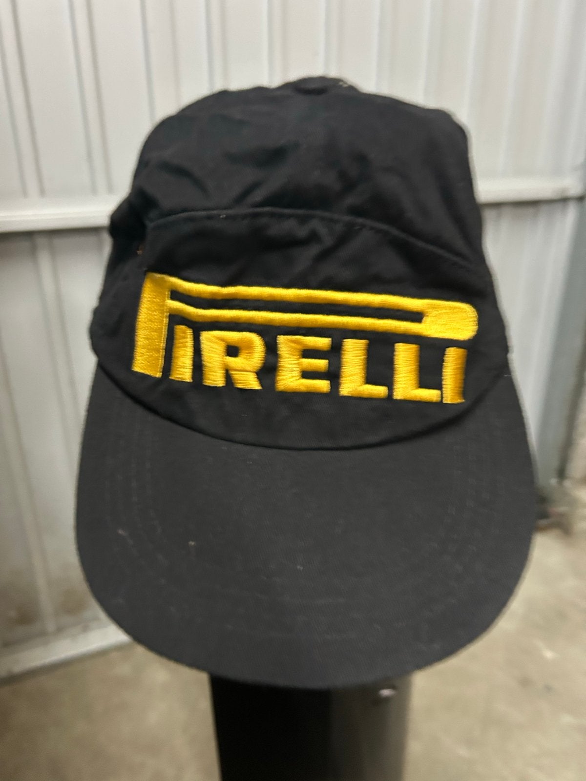 Pirelli pet - Zwart met geel logo, Ophalen of Verzenden, Zo goed als nieuw, One size fits all, Pet