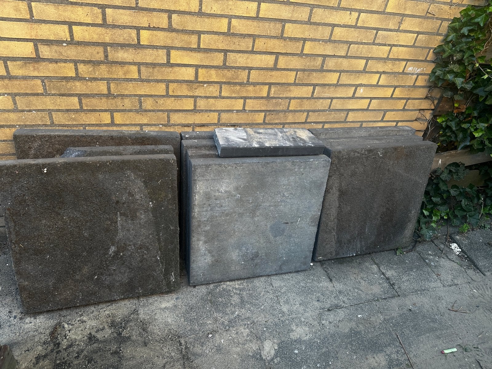 Gratis 9 donkergrijze terrastegels 60x60x6,5 cm (1 beschadig, Tuin en Terras, Ophalen, Gebruikt, Minder dan 5 m², Beton