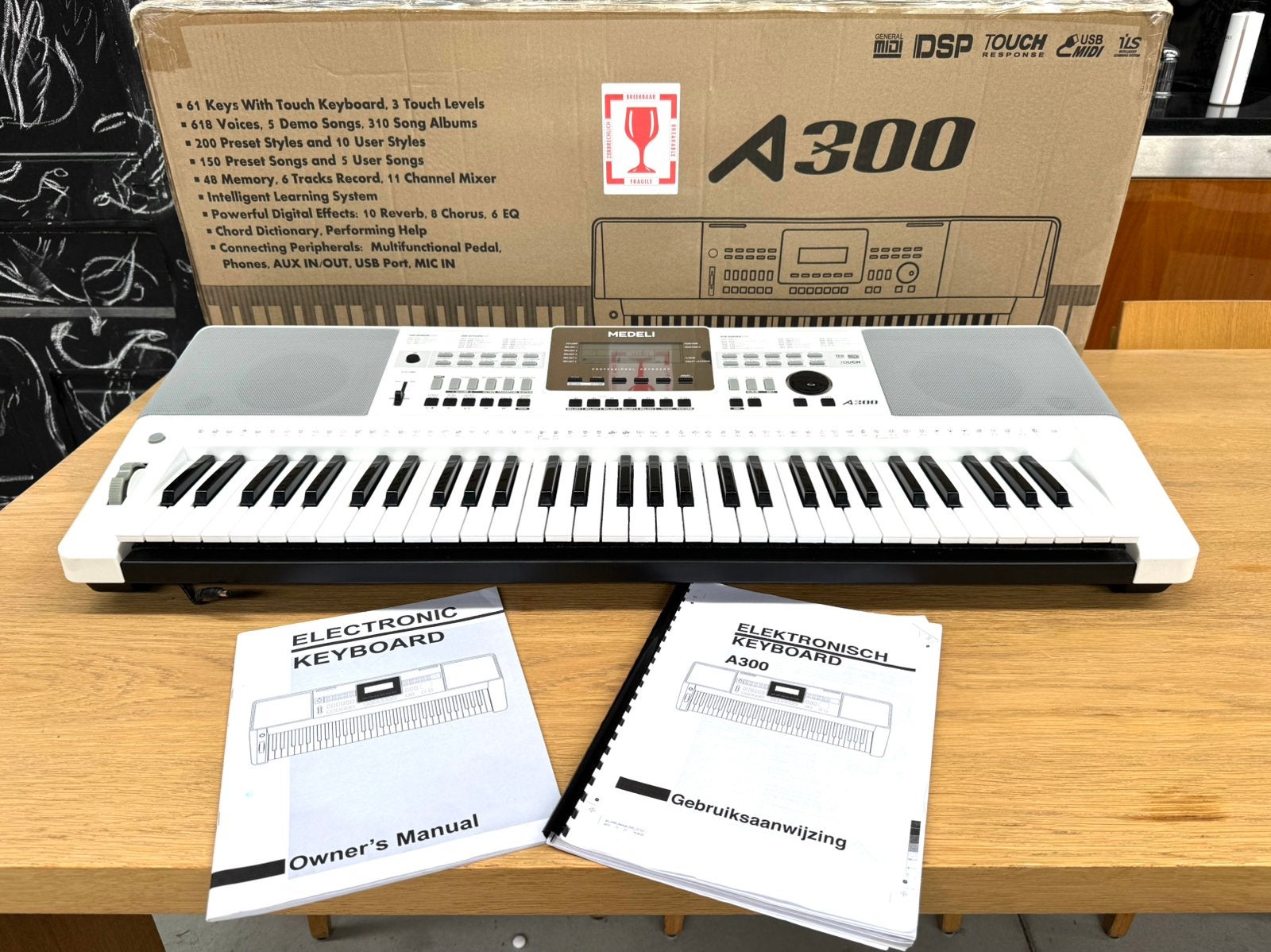Medeli A300 keyboard, 61 toetsen, aanslaggevoelig., 61 toetsen, Medeli, Ophalen of Verzenden, Zo goed als nieuw
