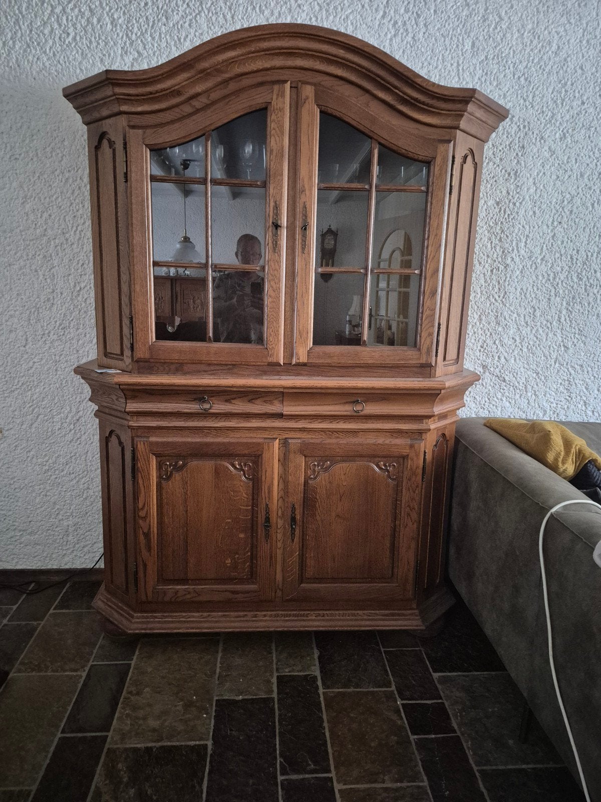 Eikenhouten vitrinekast met glas en opbergruimte, Ophalen