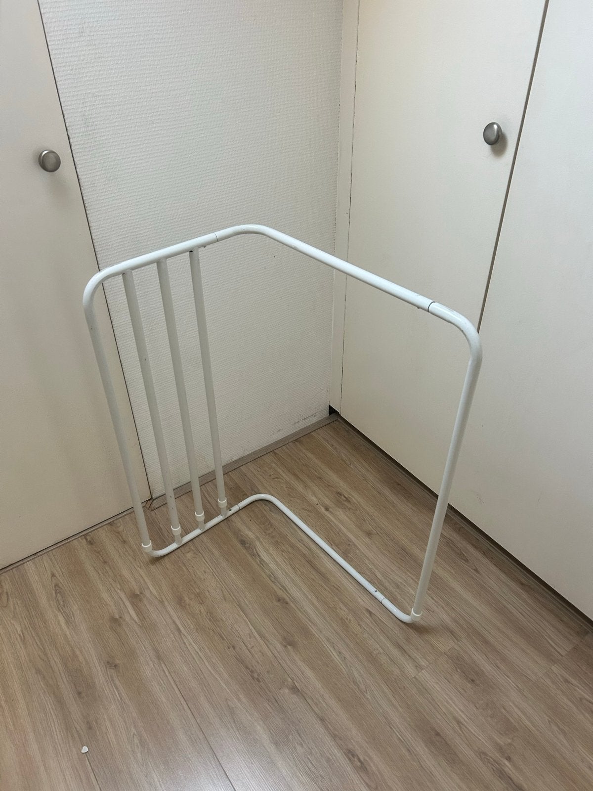 Wit metalen kinderbedhekje - Veiligheid voor je kleintje, Kinderen en Baby's, Ophalen, Zo goed als nieuw, Metaal of IJzer, Overige typen