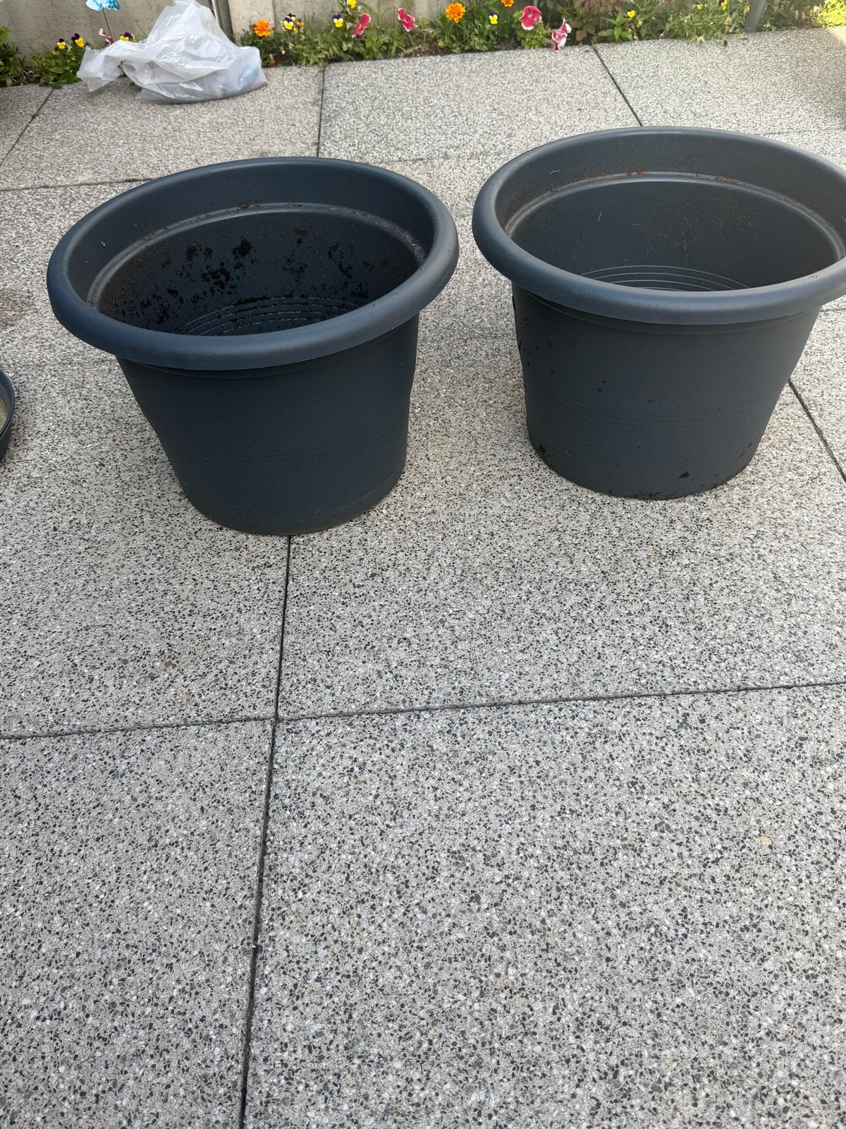 Twee donkergrijze bloempotten met schotels, Kunststof, Gebruikt, Minder dan 60 cm, Rond