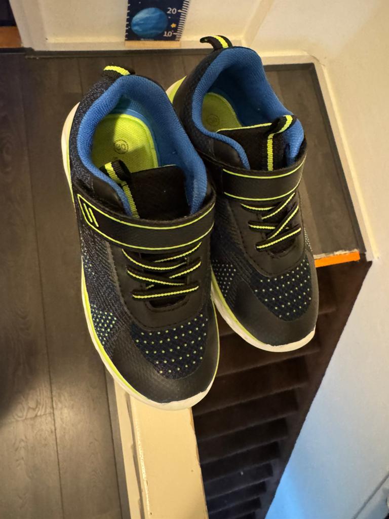 Gratis: Kinder gymschoenen maat 30, Ophalen, Gebruikt, Jongen of Meisje, Sportschoenen