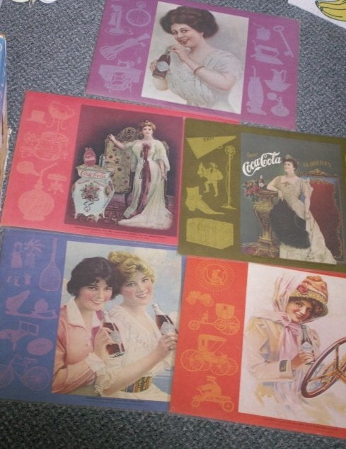 Set: 5 oude Coca Cola placemats Coca-Cola dames jaren 60/70, Ophalen of Verzenden, Zo goed als nieuw, Gebruiksvoorwerp