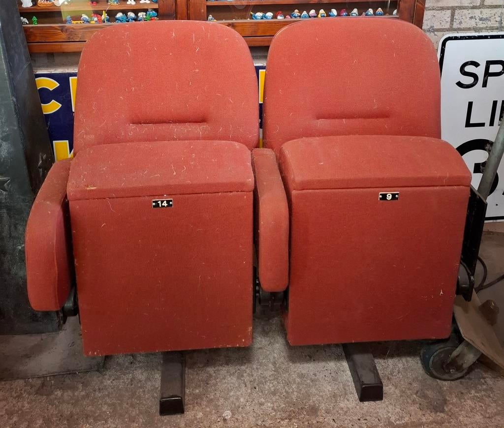 Oude vintage bioscoop stoelen, Ophalen