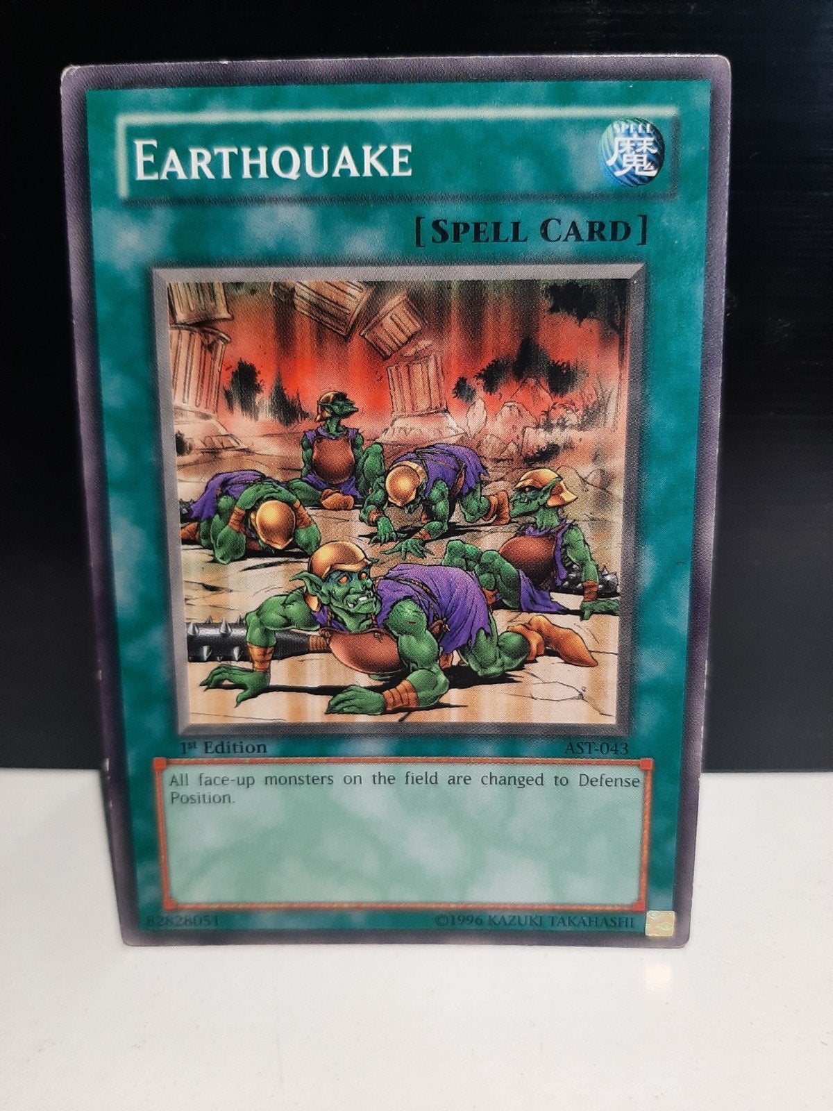 Yu-Gi-Oh! Earthquake Spell Card - 1st Edition AST-043, Ophalen of Verzenden