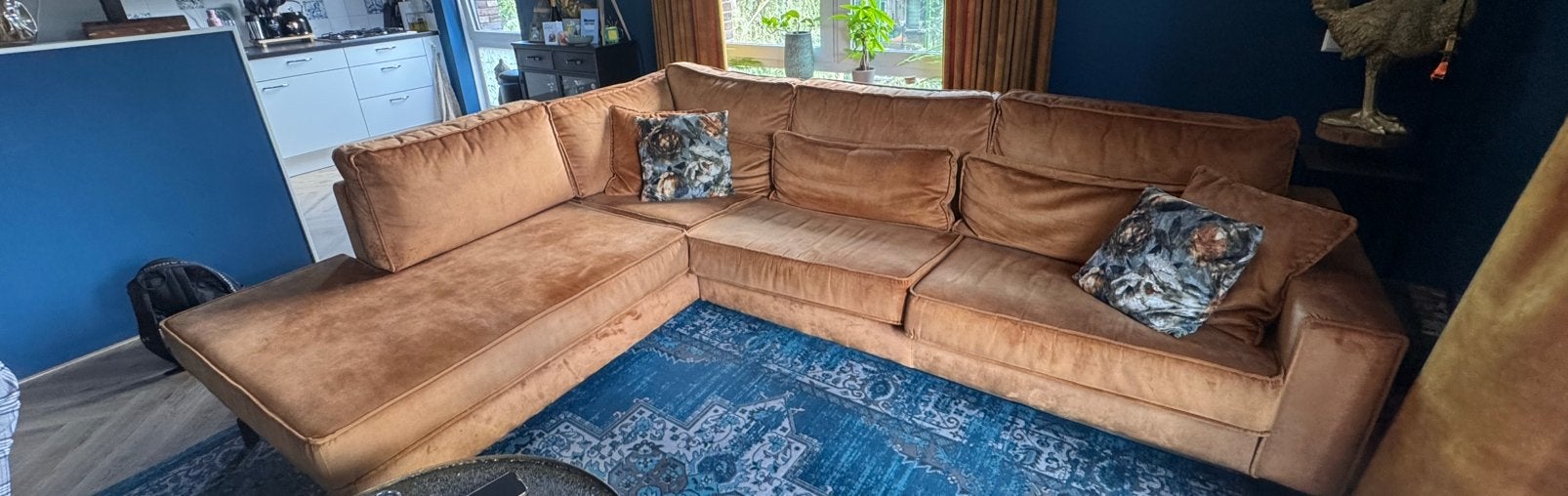 Grote cognac velours hoekbank incl. kussens evt. met gordijn, Huis en Inrichting, Ophalen, Gebruikt, Stof