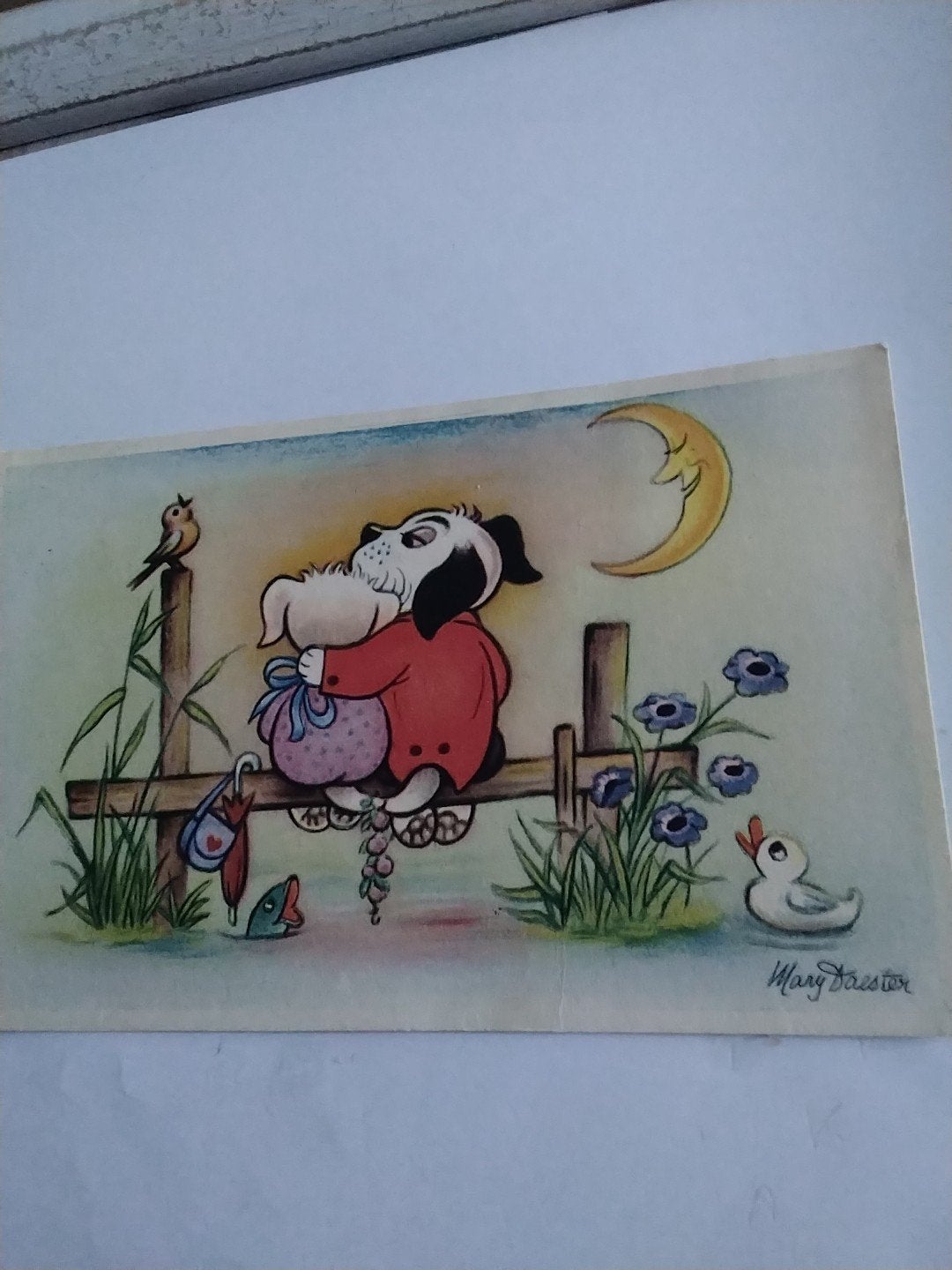 Vintage Ansichtkaart: Hondje op Hek met Maan en Eendje, Ophalen of Verzenden, 1940 tot 1960, Gelopen, Overige thema's