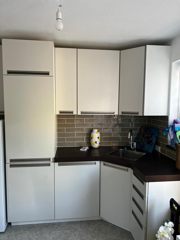 Modern corner kitchen with fridge and freezer, Ophalen, Wit, 150 tot 200 cm, Zo goed als nieuw