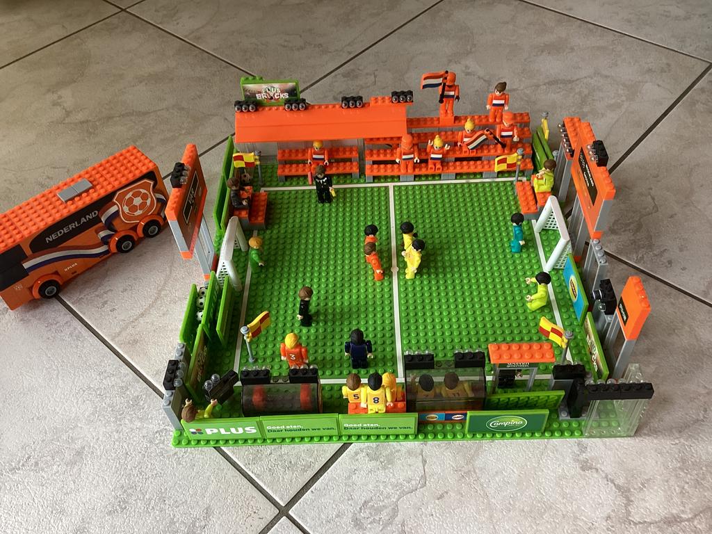 Voetbalstadion+ spelersbus / spaaractie plus bricks/ WK, Ophalen of Verzenden, Zo goed als nieuw
