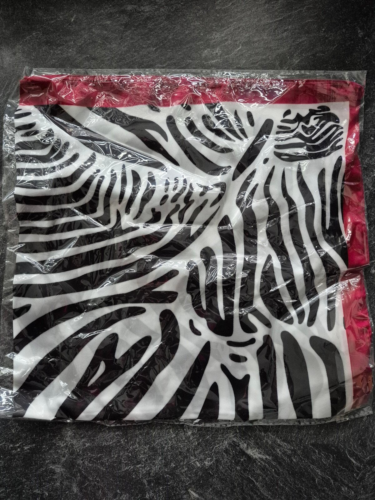 Nieuwe sjaal met zebraprint - 65x65 cm, Ophalen of Verzenden, Nieuw, Sjaal