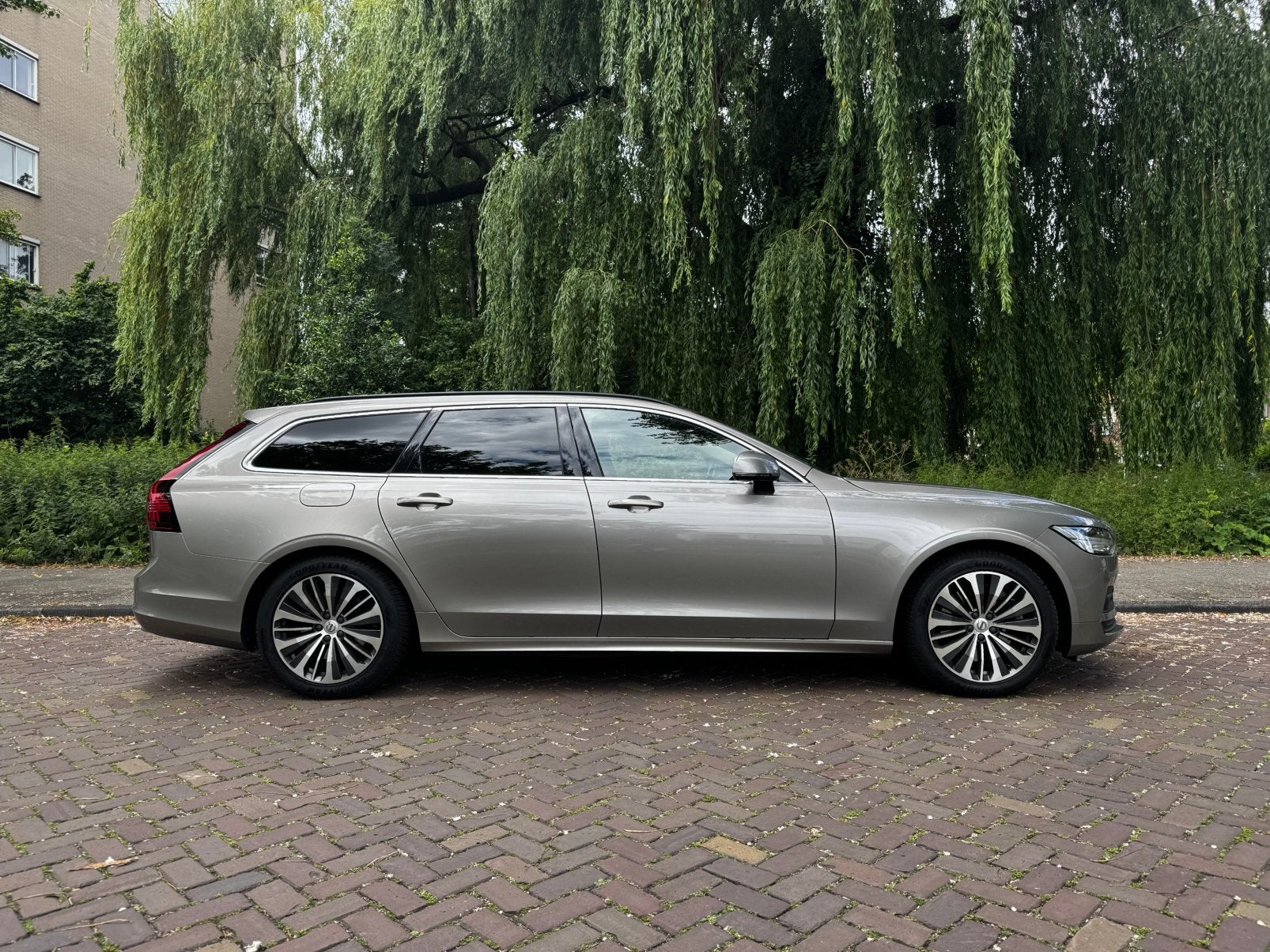 Volvo V90 B4 197pk Mild Hybrid Aut 2021 Grijs Panoramadak, Auto's, Volvo, V90, 4 cilinders, Parkeerassistent, Stationwagon