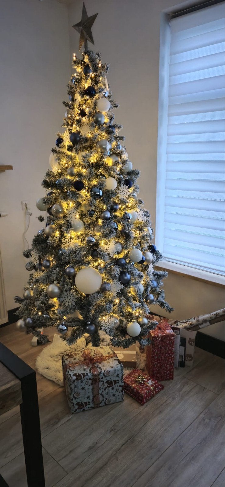Besneeuwde kunstkerstboom 215 cm + 200+ kerstballen, Ophalen