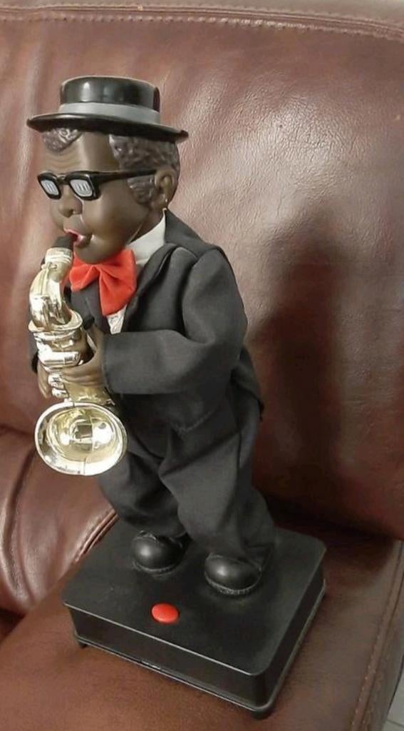 Muzikant met saxofoon speelt en danst, Ophalen of Verzenden
