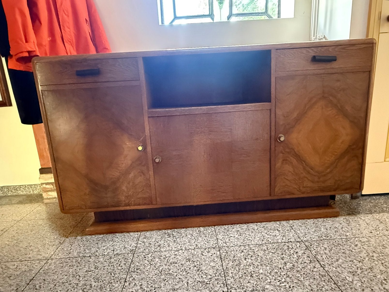 Art deco dressoirkast, Ophalen