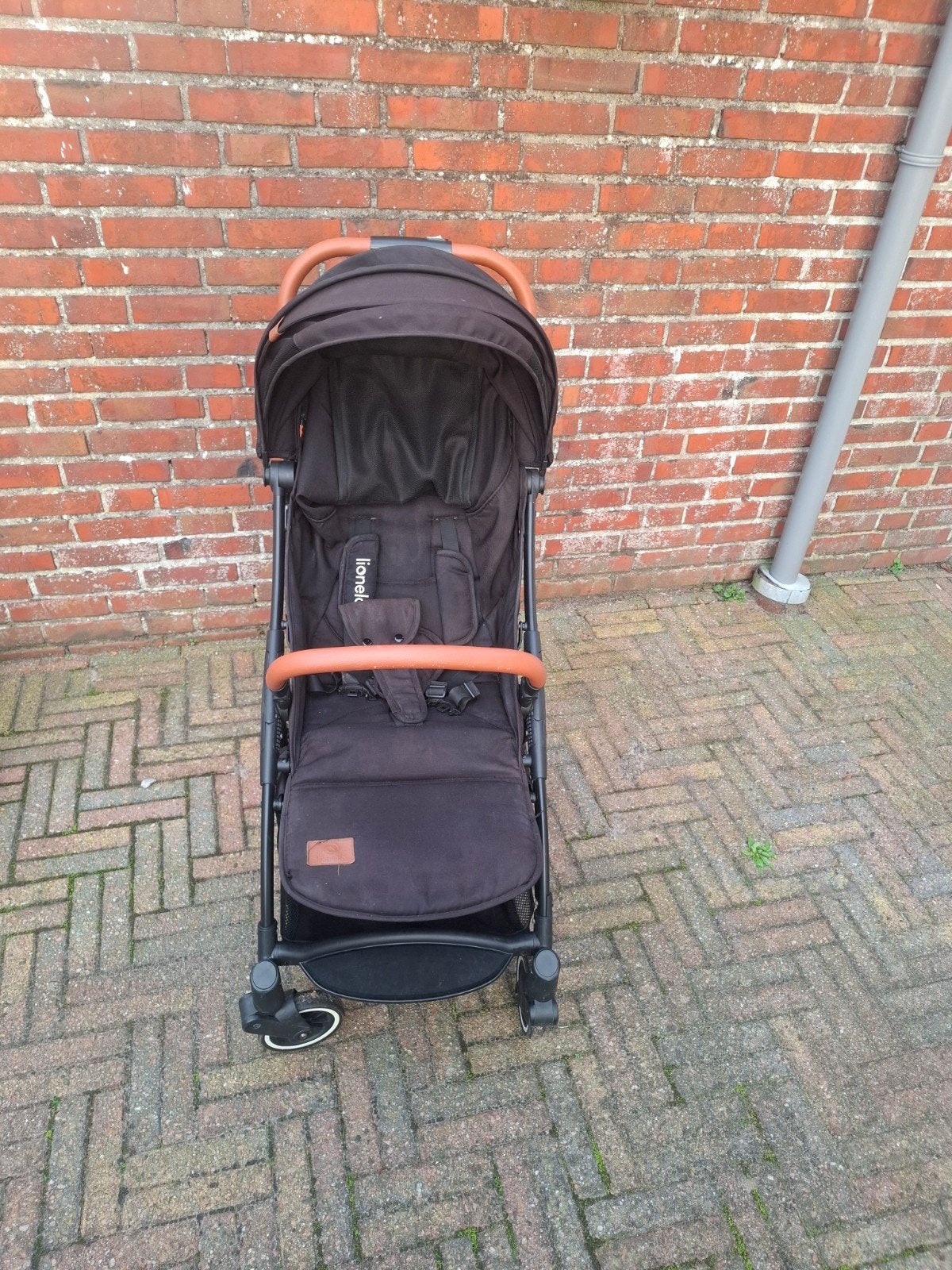 Lionelo kinderwagen/buggy - Zwart met bruine accenten, Ophalen of Verzenden, Gebruikt, Overige merken, Verstelbare rugleuning