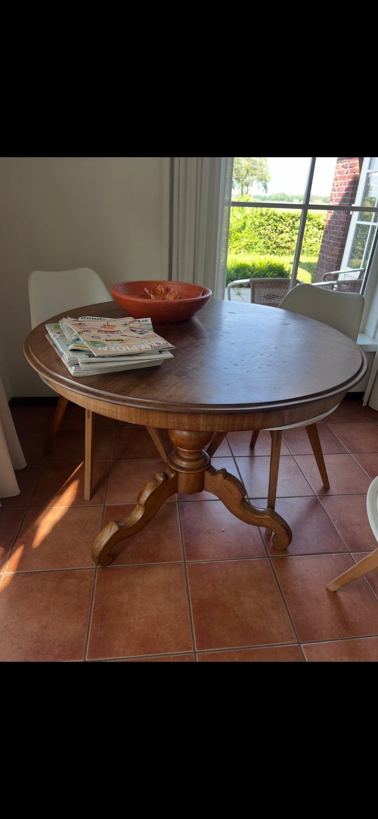 Vintage ronde eettafel met driepoot, Huis en Inrichting, Tafels | Eettafels, Ophalen, Zo goed als nieuw, Rond, 100 tot 150 cm