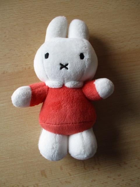 Nijntje pluche  met rammel  oranje truitje  18cm, Ophalen of Verzenden, Zo goed als nieuw