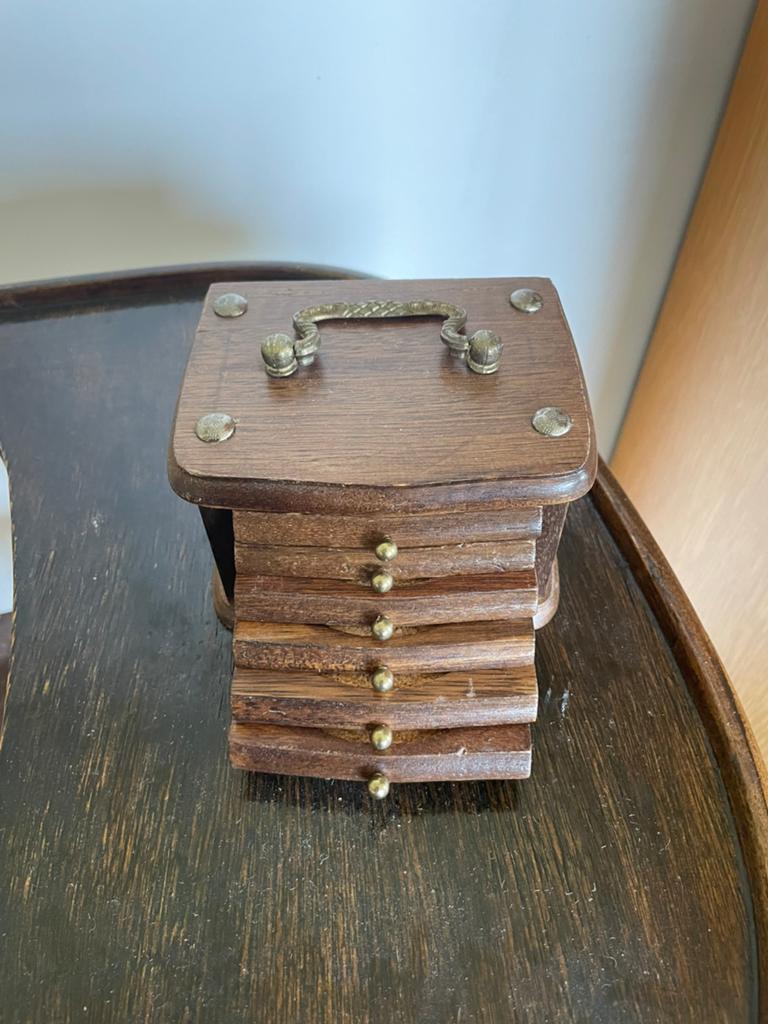 Vintage houten onderzetters in houder, Ophalen