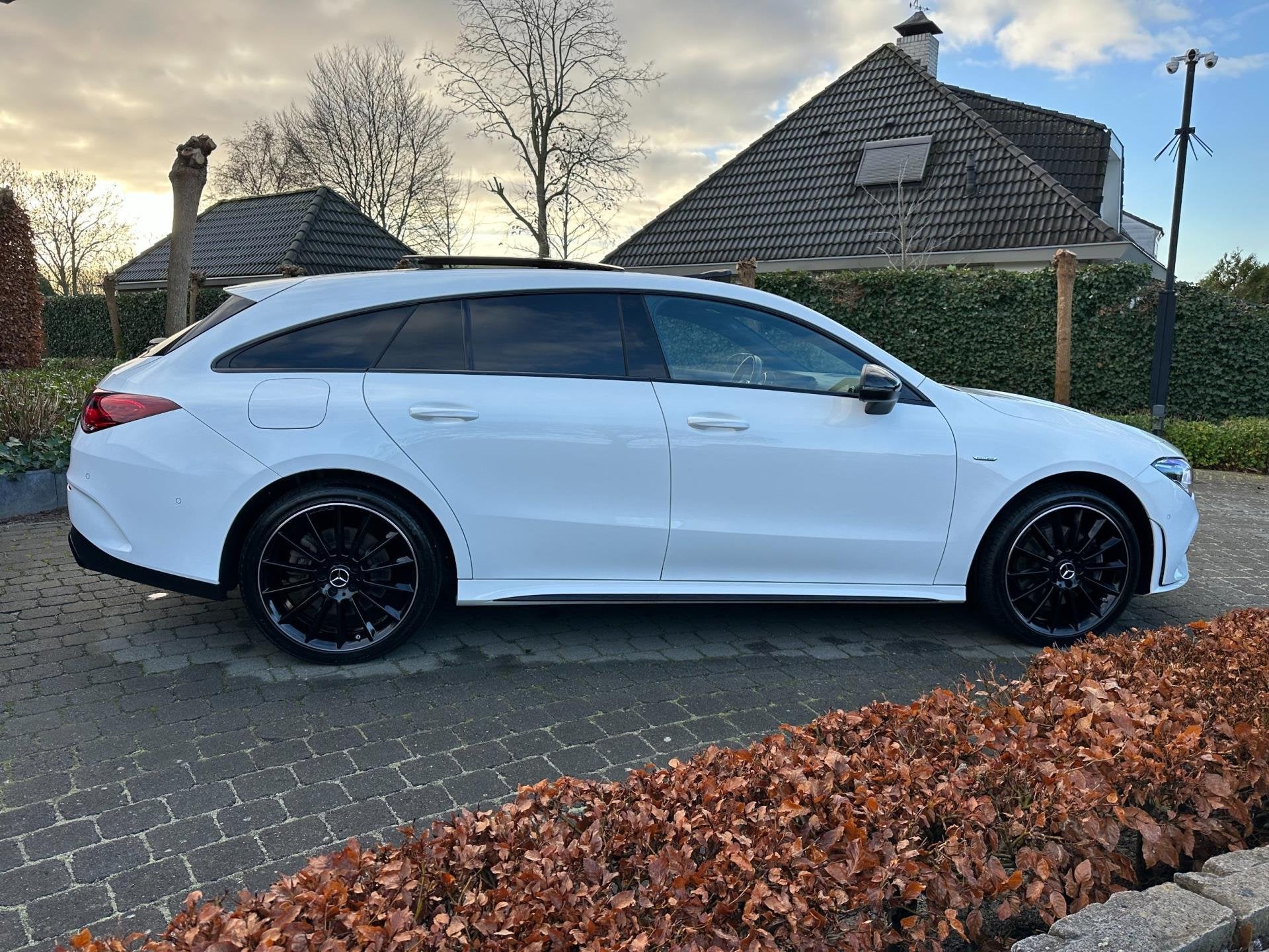 Mercedes-Benz CLA-klasse Shooting Brake 250 e AMG, Pano, BTW, Gebruikt, 4 cilinders, Wit, Plug-in hybride