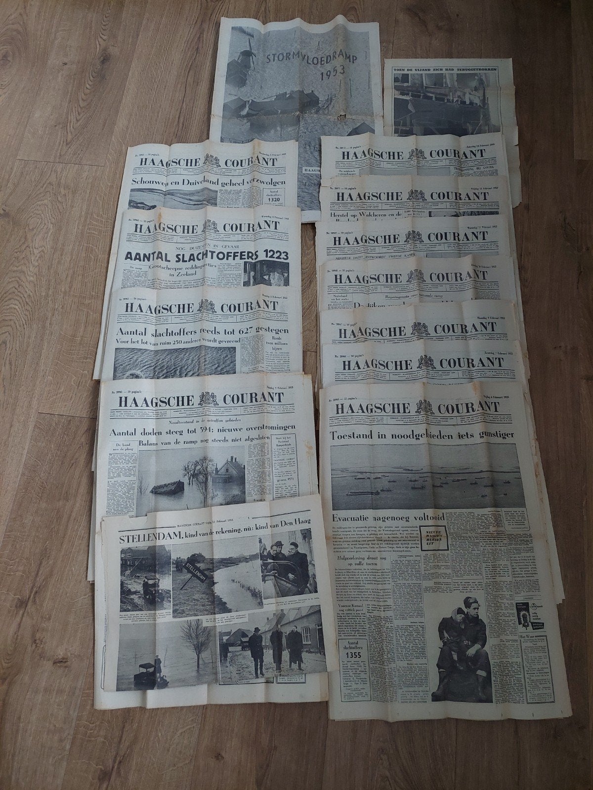 Kranten en losse pagina's Haagsche Courant watersnoodramp 19, Ophalen of Verzenden, 1940 tot 1960, Nederland, Krant