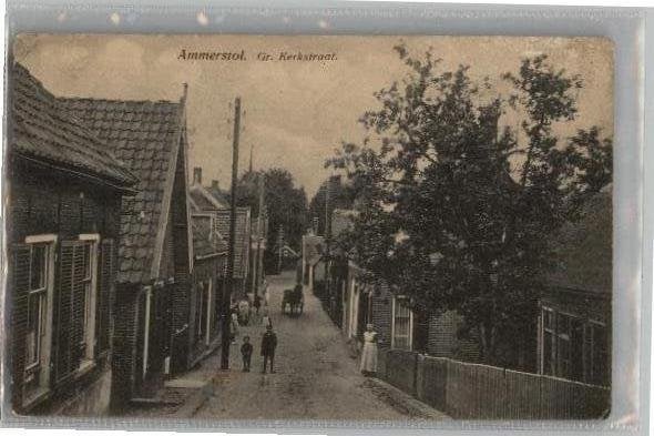 Ammerstol Gr. kerkstraat met volk  st 1928, Ophalen of Verzenden, 1920 tot 1940, Gelopen, Zuid-Holland