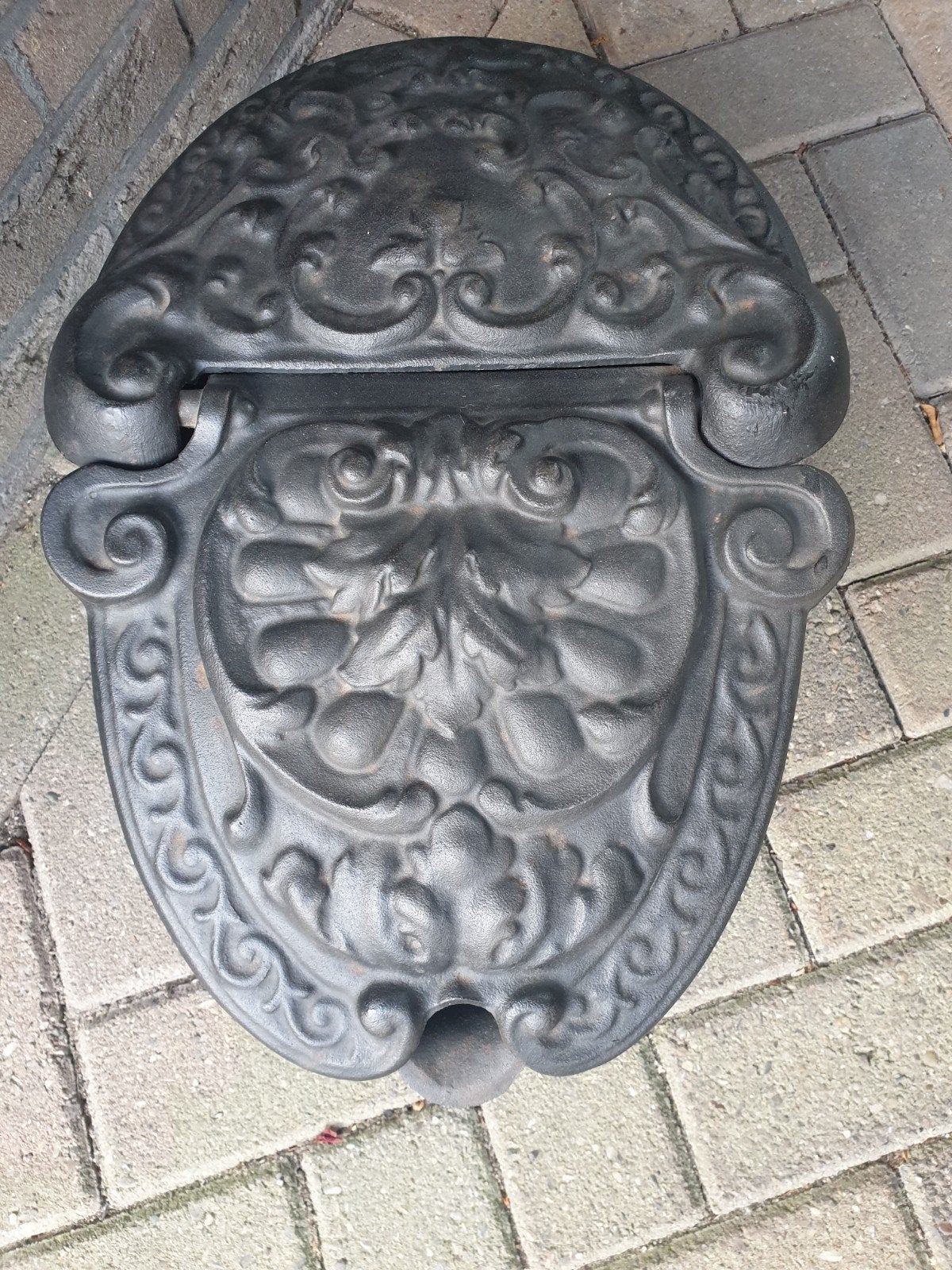 Antieke gietijzeren kolenbak, Ophalen