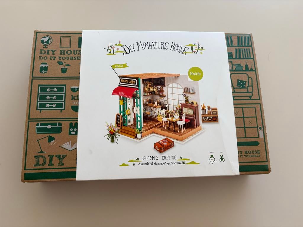 DIY Miniatuur Huisje - Simon's Coffee, Ophalen of Verzenden, Nieuw, Knutselwerk