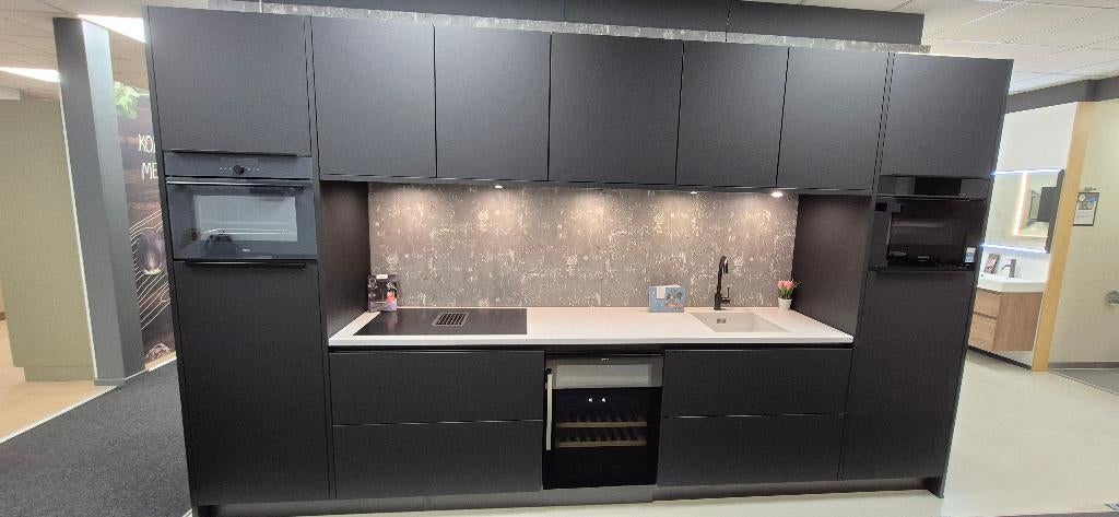 Showmodel: Pure rechte keuken zwart compleet