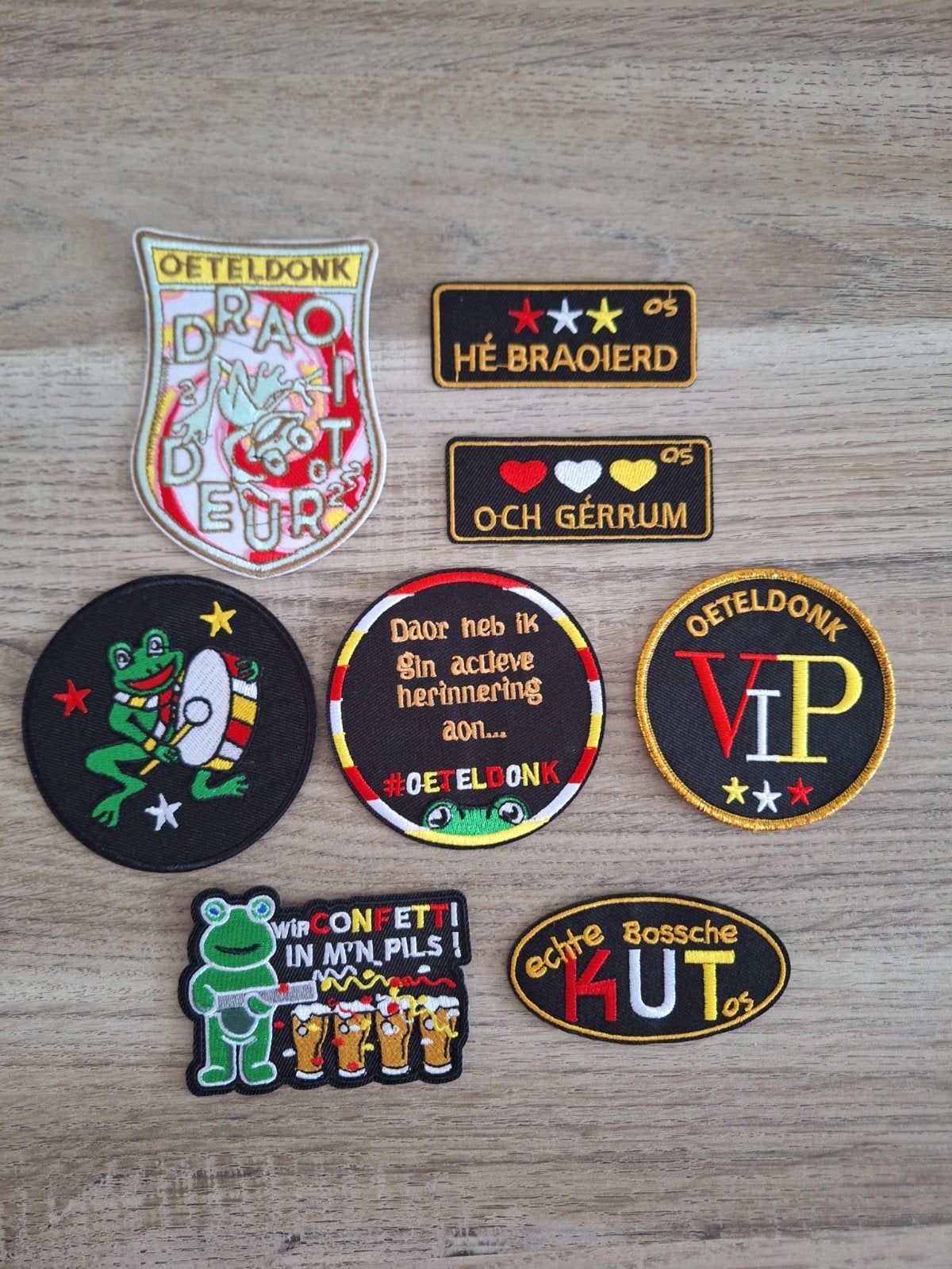 8 Oeteldonk strijkbare emblemen - Nieuw! Alles in 1 koop, Ophalen of Verzenden