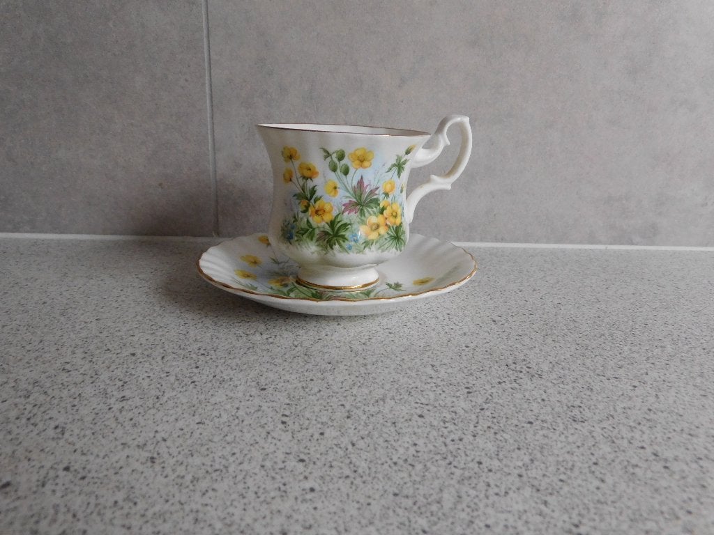 Kop en schotel Fine Bone China Buttercup Royal Albert, Verzamelen, Porselein, Kristal en Bestek, Ophalen of Verzenden, Zo goed als nieuw