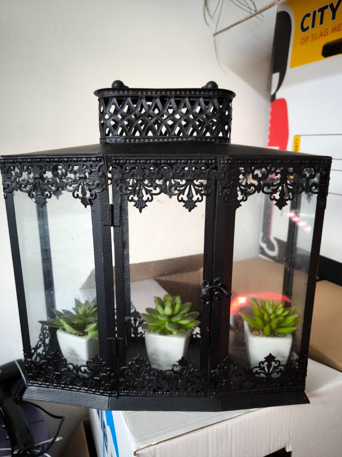 Zwarte metalen lantaarn met glazen panelen en decoratie, Ophalen, Vintage, Metaal, Gebruikt