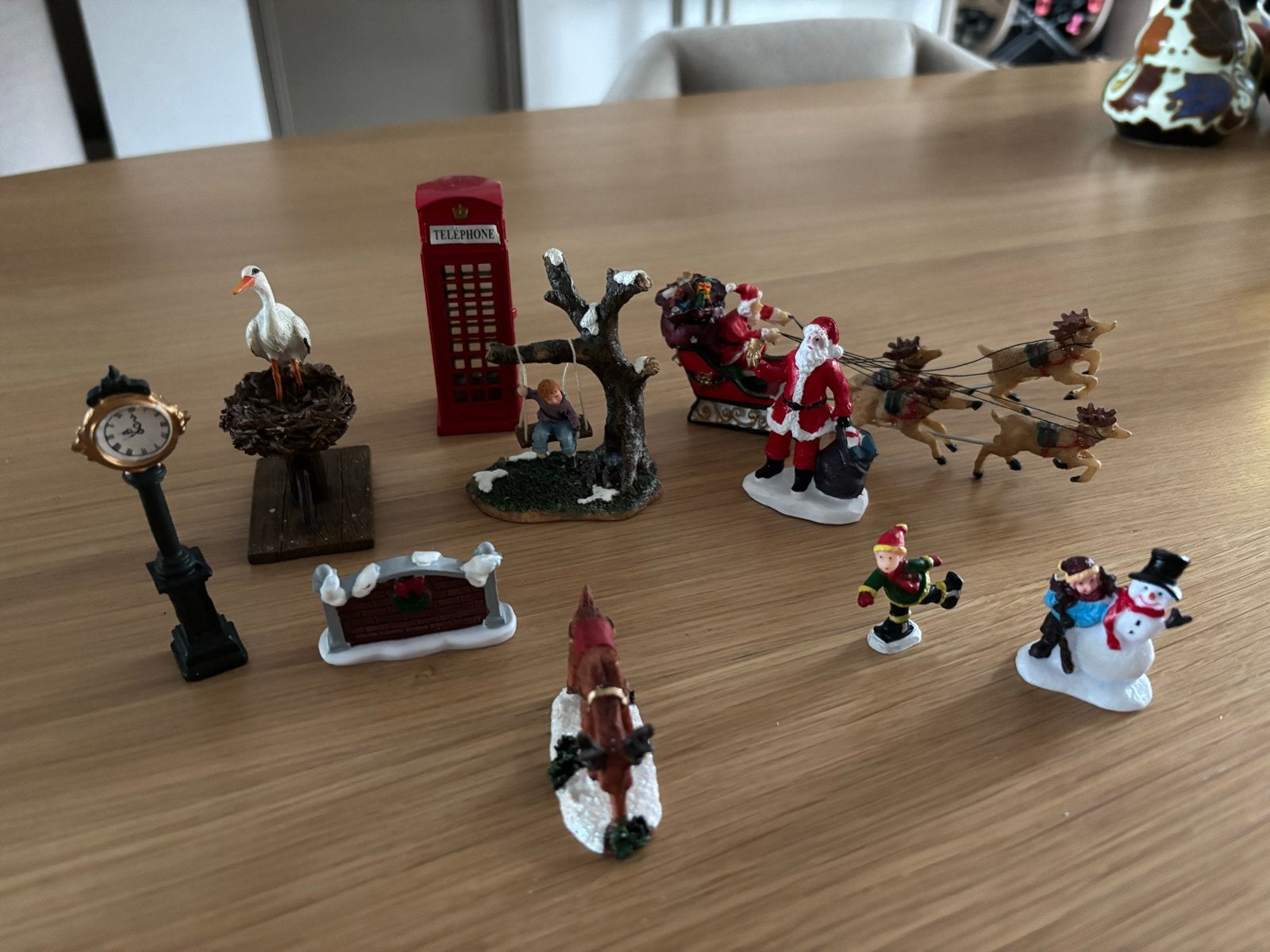 Kleine popjes boompje en brievenbus enz voor het kerstdorp, Diversen, Ophalen of Verzenden